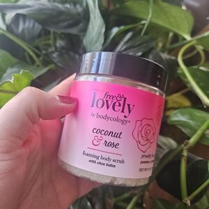Free & Lovely Coconut & Rose Exfoliating Scrub